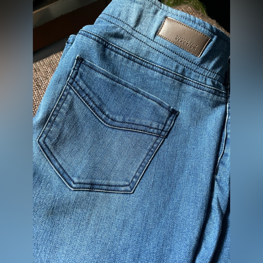 NWOT Kenneth Cole Reaction Chic Stretch Denim Flare Jeans